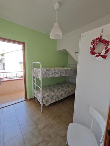 a room with a bunk bed in a room at L06 - Trilocale a 300 mt dal mare in Ancona