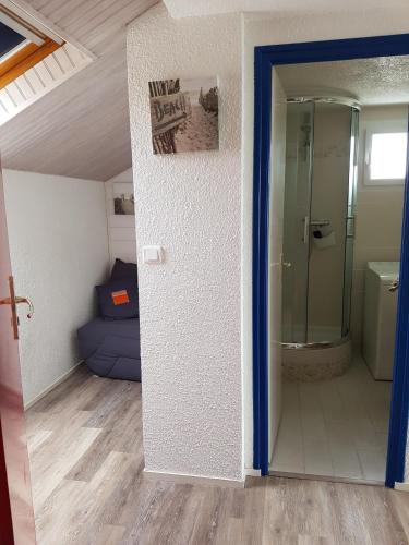 Cette chambre dispose d'une douche à l'italienne et d'une porte. dans l'établissement residence des plages, à Guidel