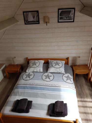 une chambre avec un lit dans une cabane en rondins dans l'établissement residence des plages, à Guidel