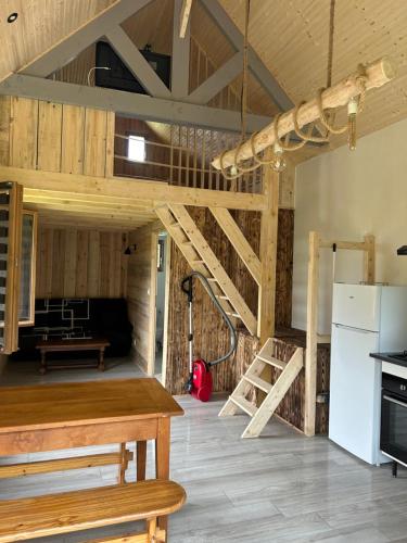 Il comprend une cuisine et un salon avec une mezzanine. dans l'établissement Chalet à la campagne, à Colonard-Corubert