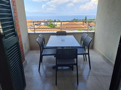 Rõdu või terrass majutusasutuses Rooms & Apartment Mama Mia