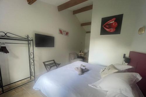 Ένα ή περισσότερα κρεβάτια σε δωμάτιο στο Logis Hotel Restaurant Le Domaine de la Régalière