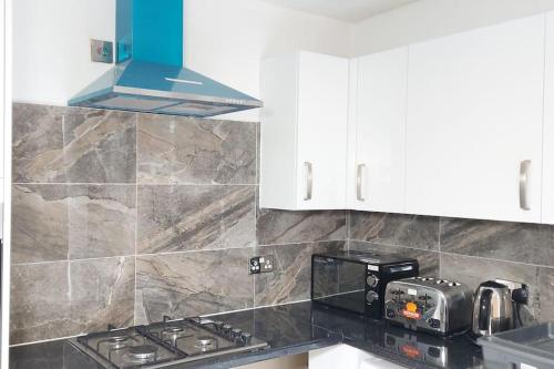 Η κουζίνα ή μικρή κουζίνα στο Remaj Service Accommodation, Sleep 7