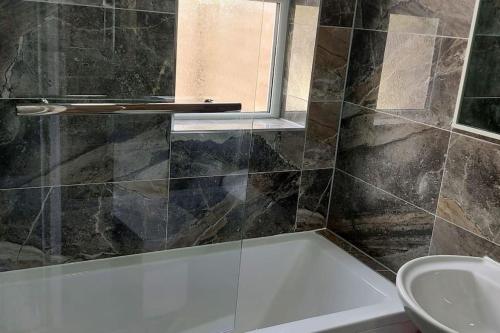Ένα μπάνιο στο Remaj Service Accommodation, Sleep 7