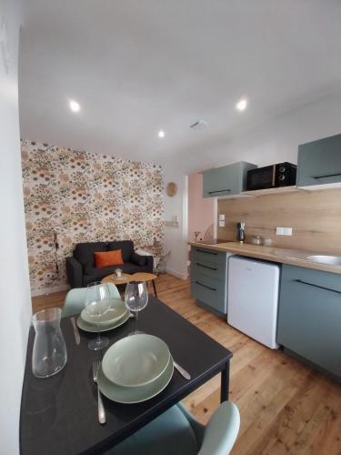 une cuisine et un salon avec une table et des chaises dans l'établissement Au 26 Calais T3, à Calais