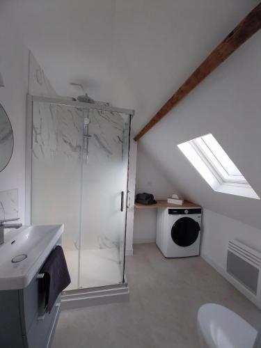 une salle de bain blanche avec une douche et un lavabo dans l'établissement Au 26 Calais T3, à Calais