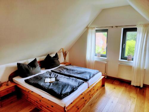 Postel nebo postele na pokoji v ubytování Ferienhaus Fehnglück
