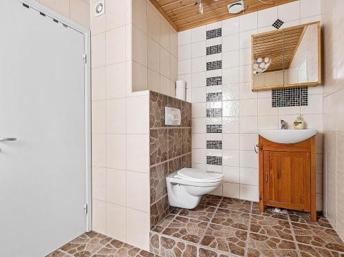a bathroom with a toilet and a sink at Stuga Ani in Svartå