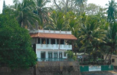 Un jardín fuera de SunSet Guest House