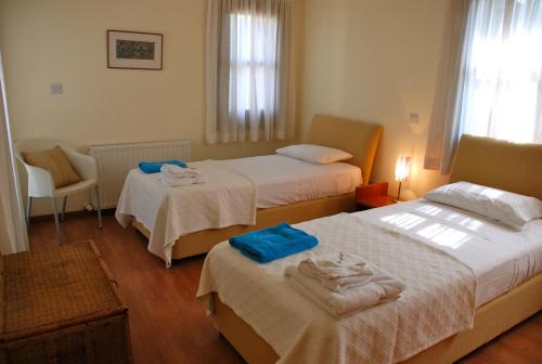 3 bedroom Villa Limni with private pool and gardens, Aphrodite Hills Resort tesisinde bir odada yatak veya yataklar