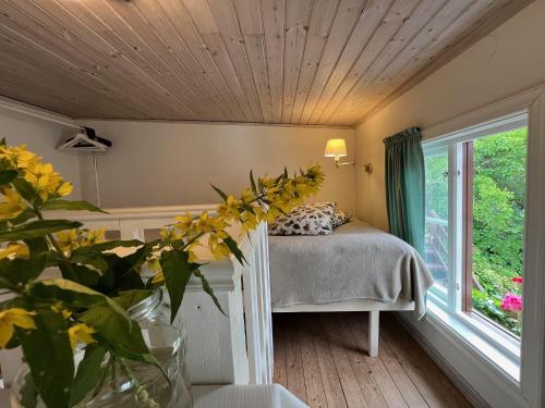 Postel nebo postele na pokoji v ubytování Charmigt gårdshus nära havet i centrala Lysekil