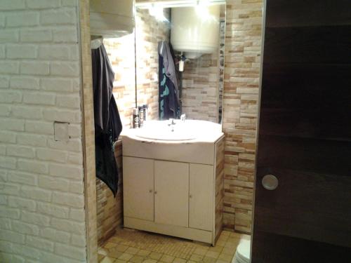 a bathroom with a sink and a mirror at SUN SETE Loft in Sète