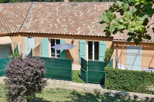 Photo de la galerie de l'établissement maisonnette climatisée ,20 min de cassis et d'aix, à Peypin