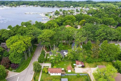 an overhead view of a house with trees and water at 2min walk downtown-Pet Friendly-Offstreet Parking in Saugatuck