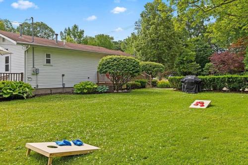 a yard with a table in the grass at 2min walk downtown-Pet Friendly-Offstreet Parking in Saugatuck