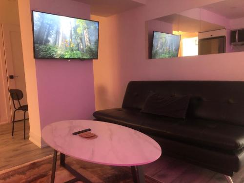 Gallery image of Private modern basement in Aurora