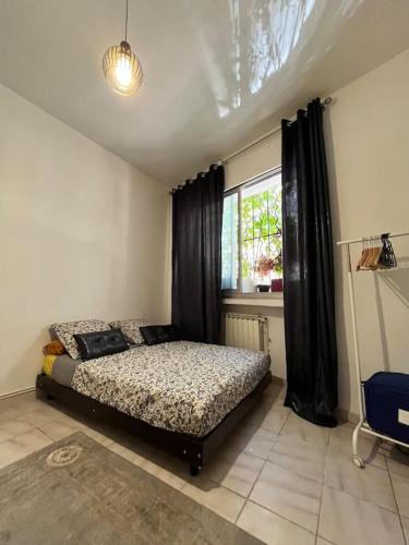 une chambre avec un lit et une fenêtre dans l'établissement Magnifique T3 au Centre Ville - Immeuble particulier, à Montpellier