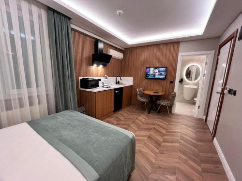 une chambre d'hôtel avec un lit et une salle de bain dans l'établissement Gumus Palace Hotel, à Istanbul