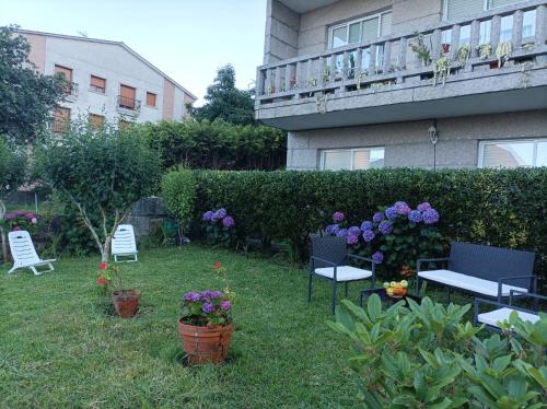 Galeriebild der Unterkunft Acogedor apartamento con jardín in O Grove