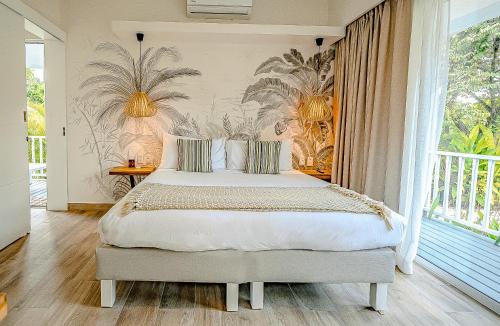 a bedroom with a bed and a balcony at Les Voiles Blanches - Luxury Lodge in Tamarindo