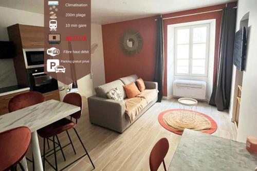 un soggiorno con un divano e un tavolo di Sublime T2/ Cosy/ Clim/ Parking/Plage a Mentone