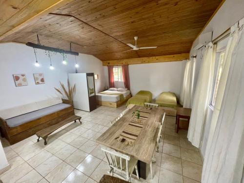 a living room with a wooden table and a couch at Cabañas CheRu 5 in Posadas
