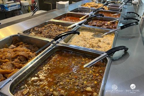 een buffet lijn met veel dienbladen eten bij Hotel San Angel & Spa in San Luis Río Colorado