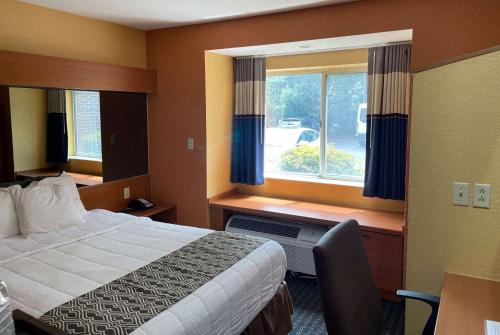 Postel nebo postele na pokoji v ubytování Microtel Inn & Suites Newport News