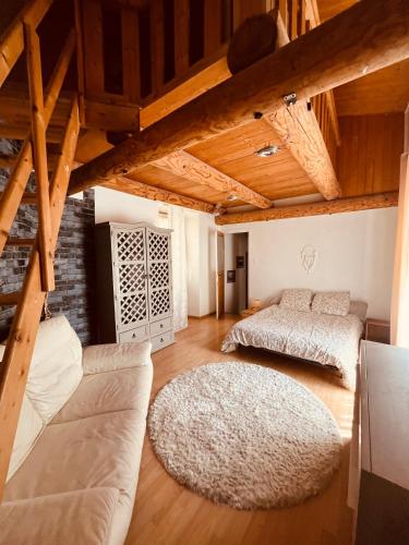 - un grand salon avec 2 lits et un tapis dans l'établissement La maison du Bougainvillier 10 personnes, à Dions