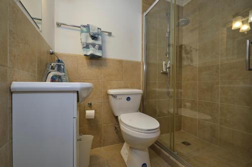 Koupelna v ubytování 3 minutes from best beaches in Aruba! Luxury Tropical Townhouse at Gold Coast Aruba