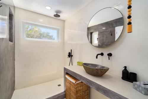 Koupelna v ubytování Eolithos Exclusive Suites