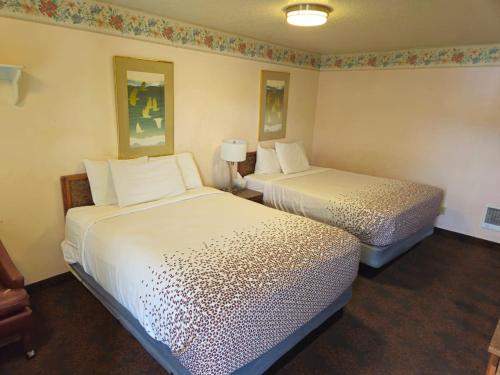 Katil atau katil-katil dalam bilik di Sweet Breeze Inn Grants Pass