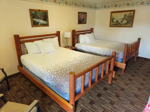 Katil atau katil-katil dalam bilik di Sweet Breeze Inn Grants Pass