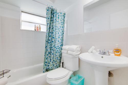 迈阿密海滩Ocean Drive Best Deal, w/2 Queen Beds, Near Beach的带马桶和水槽的白色浴室