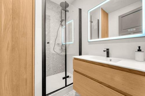 Bilik mandi di Grand Appartement Lumineux - Parking Privé - Clim
