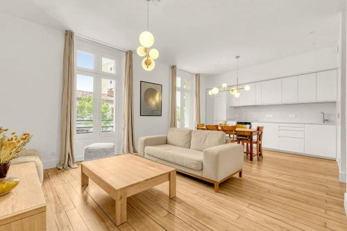 un salon avec un canapé et une table dans l'établissement Grand Appartement Lumineux - Parking Privé - Clim, à Toulouse