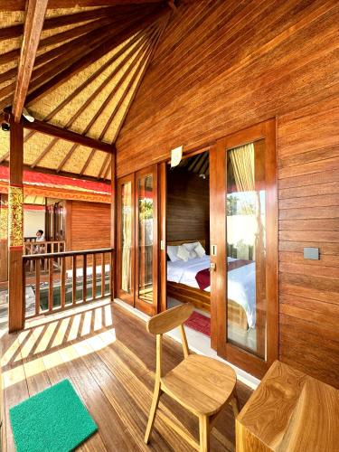 a room with a bed and a table and a chair at Bali Shanti Villa in Uluwatu