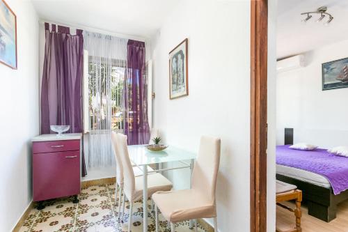 a small room with a table and a bed at Apartments and rooms with parking space Supetar, Brac - 5658 in Supetar