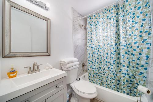 ein Badezimmer mit Toilette, Waschbecken und Dusche in der Unterkunft Deco Ocean Dr Deal, w/2 Queen Beds, South Beach in Miami Beach
