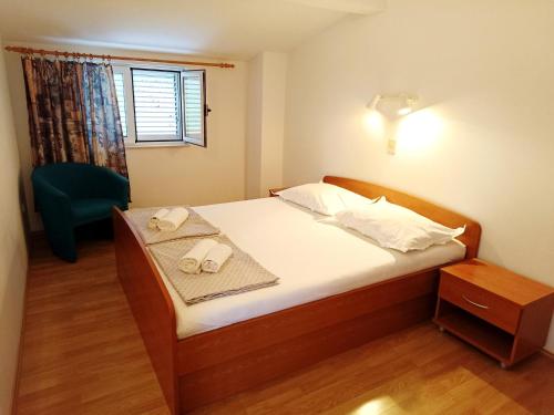 Katil atau katil-katil dalam bilik di Apartments by the sea Podgora, Makarska - 2714