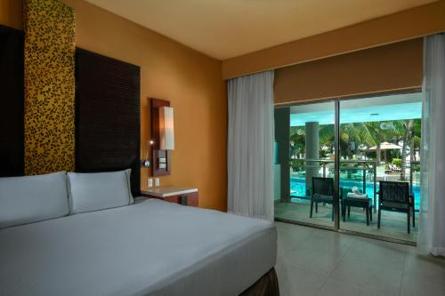 Piscina di Generations Riviera Maya Oceanfront Family Resort Catamaran, Water Park, All & More Inclusive o nelle vicinanze