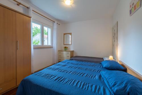 ウマグにあるApartments by the sea Sveti Ivan, Umag - 9692の青いベッドと窓のある寝室