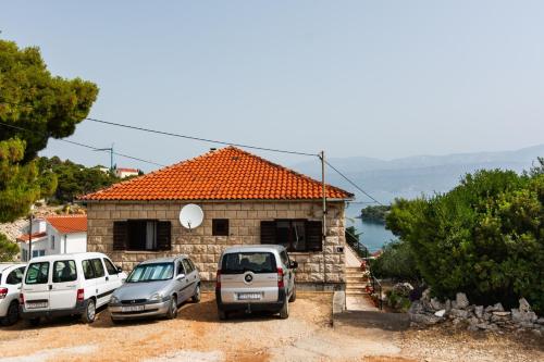 Apartments with parking space Splitska - Brac - 2867