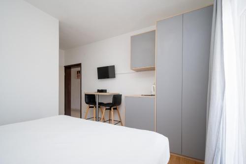 Postel nebo postele na pokoji v ubytování Double Room Biograd na Moru 4305a