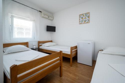 Postel nebo postele na pokoji v ubytování Triple Room Biograd na Moru 4305b