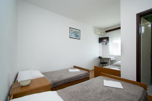 Posteľ alebo postele v izbe v ubytovaní Apartments and rooms with parking space Biograd na Moru, Biograd - 4305