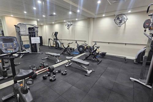 Un gimnasio con un montón de equipos de ejercicio. en Chic Toorak Studio, en Melbourne