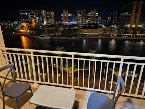 ein Balkon mit Stühlen und Blick aufs Wasser in der Unterkunft هبة مارينا مدينة الملك عبدالله الاقتصادية in King Abdullah Economic City