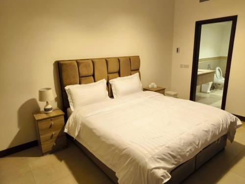 Ein Bett oder Betten in einem Zimmer der Unterkunft هبة مارينا مدينة الملك عبدالله الاقتصادية
