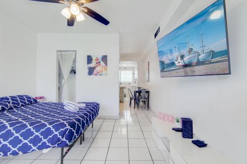 ein Schlafzimmer mit einem Bett und einem Gemälde an der Wand in der Unterkunft Sunny Ocean Dr Condo, w/2 Queen Beds, South Beach in Miami Beach